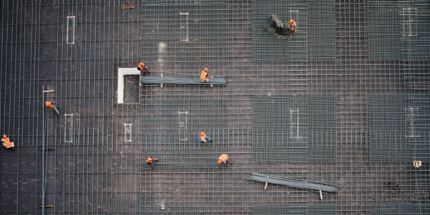 Colunas e baldrames prontos: como ganham tempo nas obras em Maringá